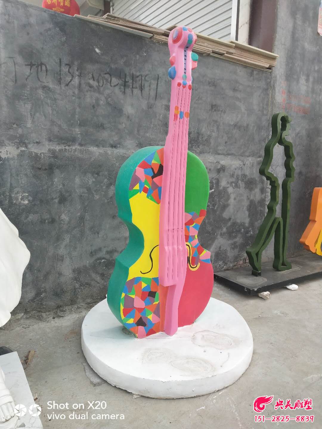 大提琴雕塑摆件-玻璃钢彩绘音乐主题元素乐器大提琴雕塑图片