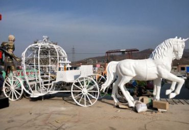 玻璃钢铁艺马车雕塑-婚庆爱情主题白色马拉车雕塑