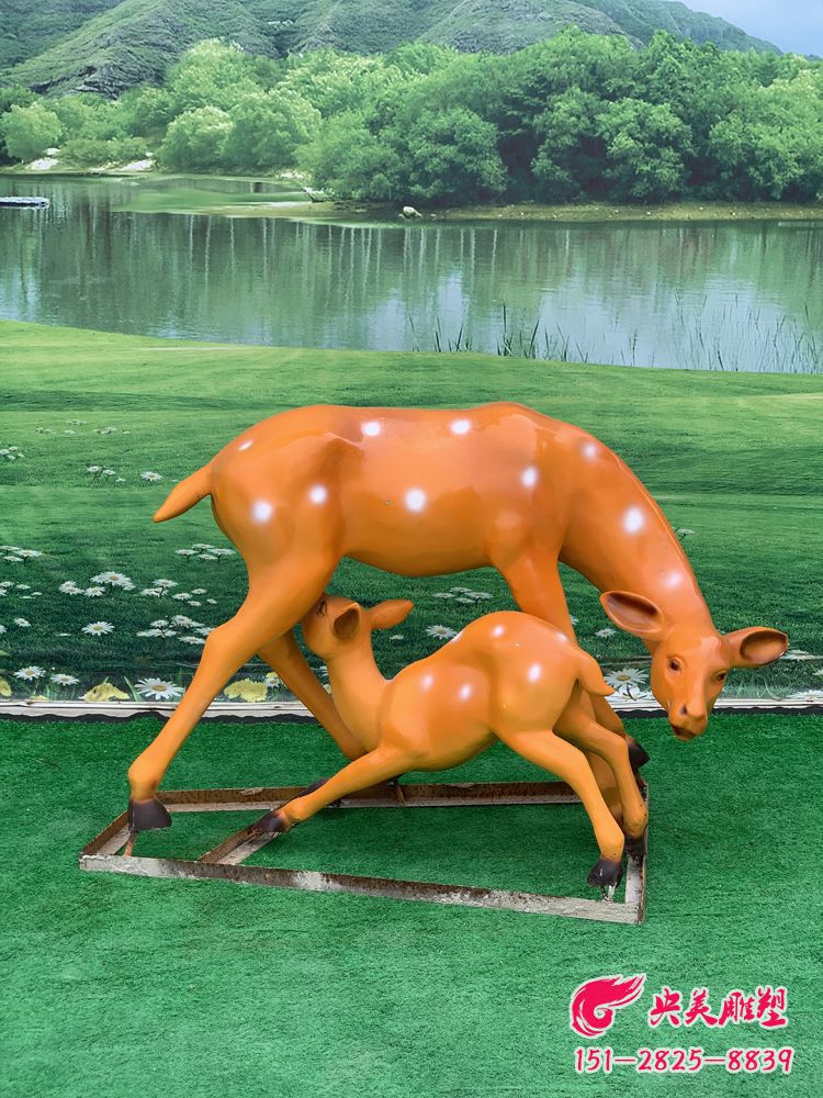 母子鹿雕塑-吃奶喂奶的梅花鹿图片