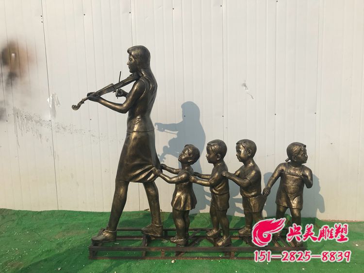 拉小提琴的老师和孩子情景雕塑-玻璃钢仿铜亲子音乐人物雕塑图片