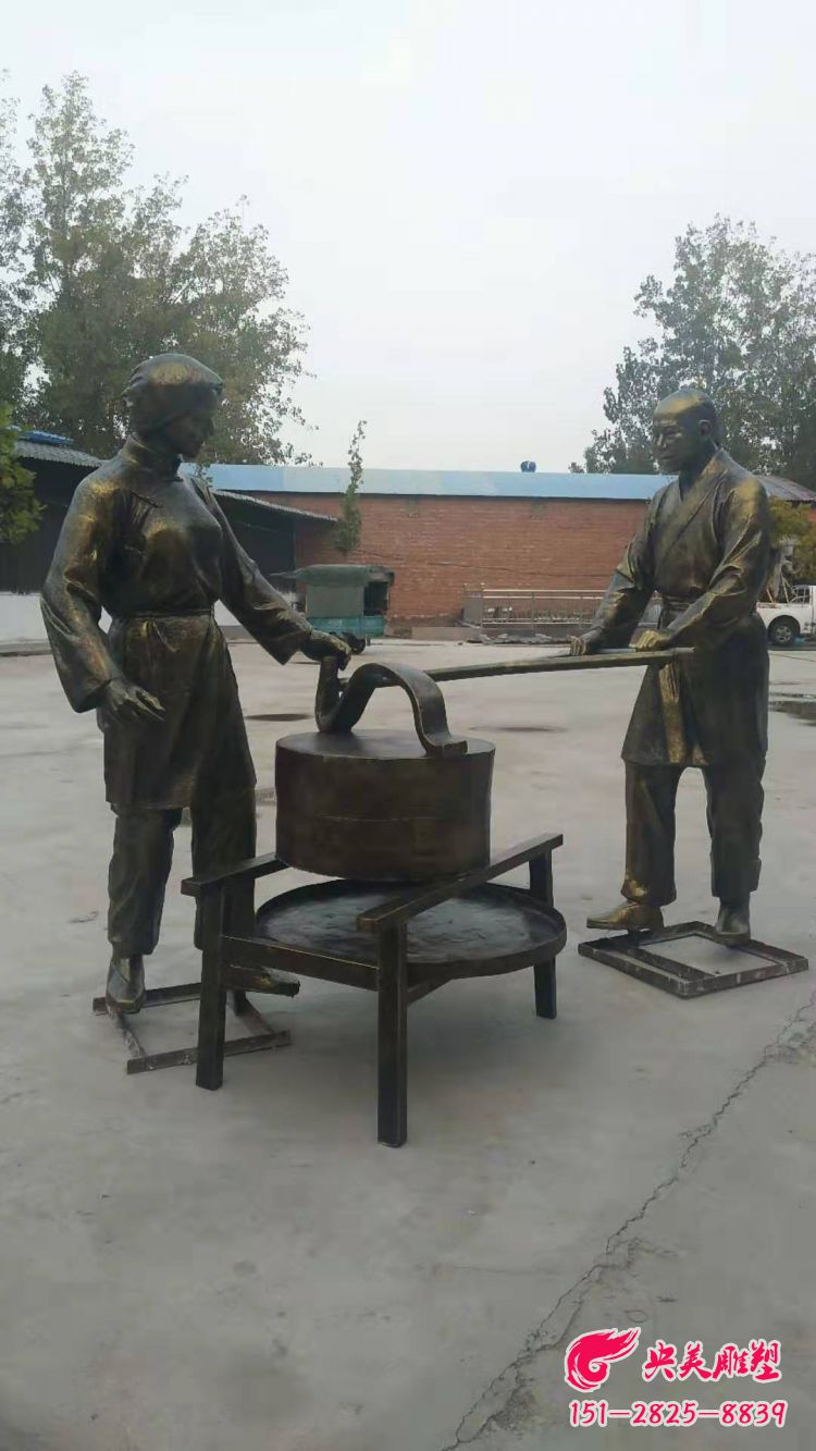 推磨雕塑-玻璃钢仿铜民俗生活推磨磨豆子人物雕塑图片 推磨雕塑-玻璃钢仿铜民俗生活推磨磨豆子人物雕塑图片