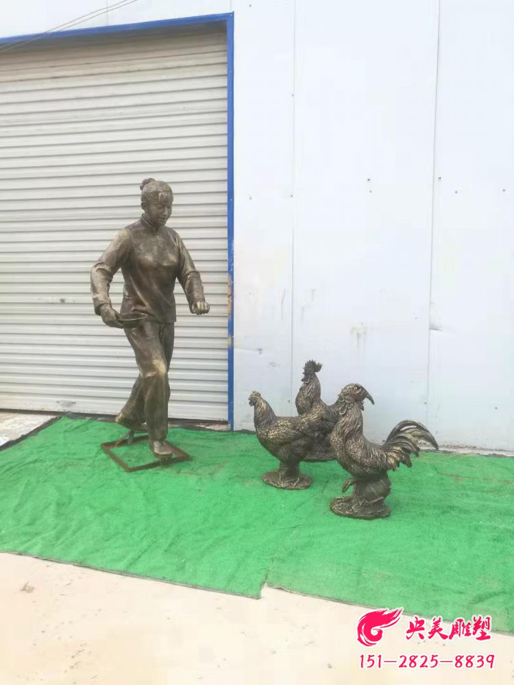 喂鸡人物雕塑-农家院玻璃钢仿铜民俗生活喂鸡人物雕塑图片