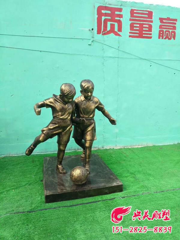 踢足球人物雕塑-玻璃钢仿铜踢足球的男孩雕塑图片 踢足球人物雕塑-玻璃钢仿铜踢足球的男孩雕塑图片