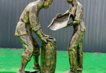 收粮食雕塑-玻璃钢仿铜农耕收粮食劳动人物雕塑