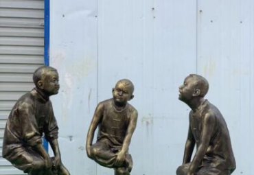 斗鸡撞拐的小孩雕塑-玻璃钢仿铜民俗生活人物斗鸡撞拐雕塑