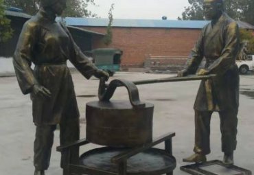 推磨雕塑-玻璃钢仿铜民俗生活推磨磨豆子人物雕塑