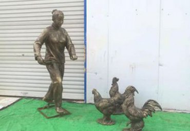 喂鸡人物雕塑-农家院玻璃钢仿铜民俗生活喂鸡人物雕塑