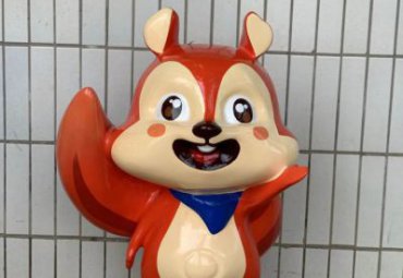卡通松鼠雕塑-玻璃钢卡通动物雕塑之松鼠