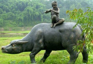 铸铜牧童骑黄牛雕塑-小孩吹笛子童趣玩耍大黄牛铜雕园林景观