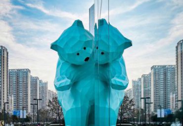 大型几何熊雕塑-爬墙切面熊玻璃钢不锈钢商场写字楼摆件