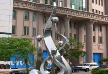 不锈钢抽象雕塑-大型镜面不锈钢城市广场抽象几何雕塑