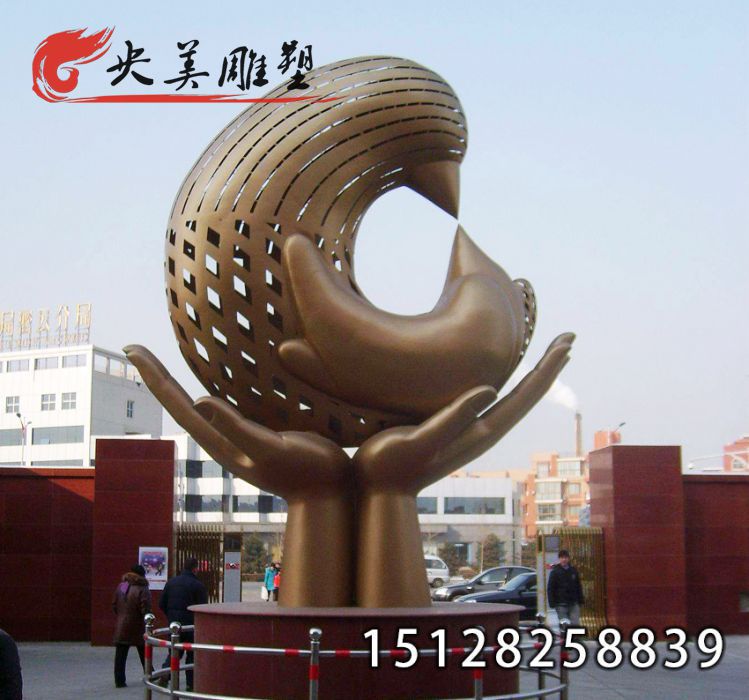 不锈钢雕塑-城市广场大型景观双手托起和平鸽雕塑图片 不锈钢雕塑-城市广场大型景观双手托起和平鸽雕塑图片