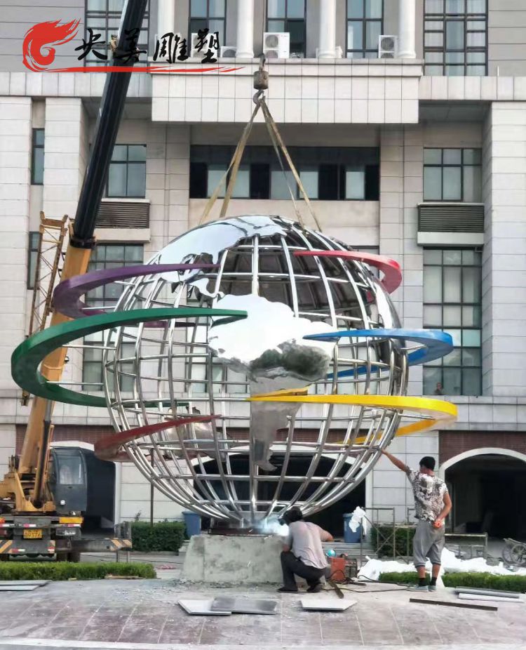广场摆放不锈钢镂空地球仪雕塑图片