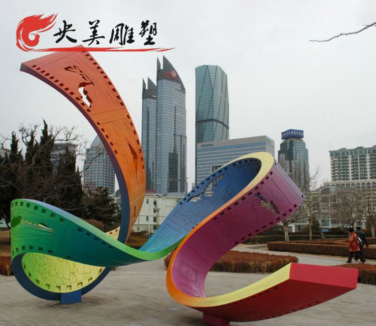 城市广场不锈钢彩绘胶卷景观雕塑图片 城市广场不锈钢彩绘胶卷景观雕塑图片
