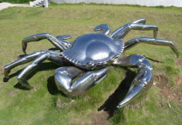 广场草地摆放不锈钢抛光螃蟹雕塑