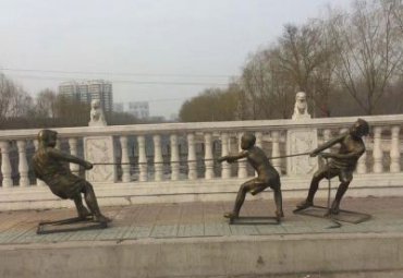 公园玻璃钢仿铜儿童拔河雕塑