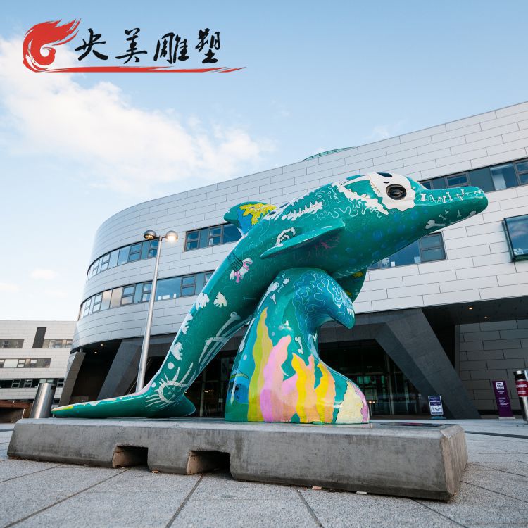 广场摆放玻璃钢大型彩绘海豚雕塑图片 广场摆放玻璃钢大型彩绘海豚雕塑图片