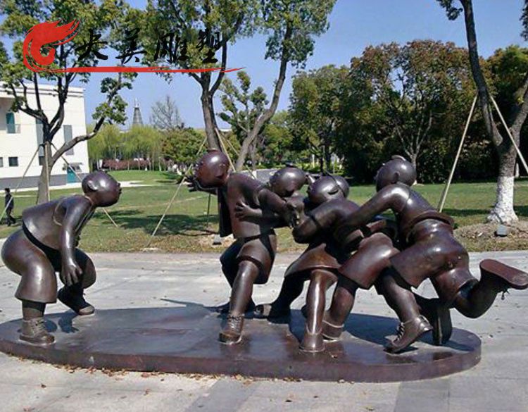 玻璃钢仿铜童趣老鹰抓小鸡雕塑图片 玻璃钢仿铜童趣老鹰抓小鸡雕塑图片