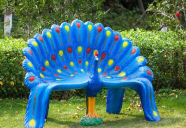 公园玻璃钢彩绘孔雀座椅雕塑