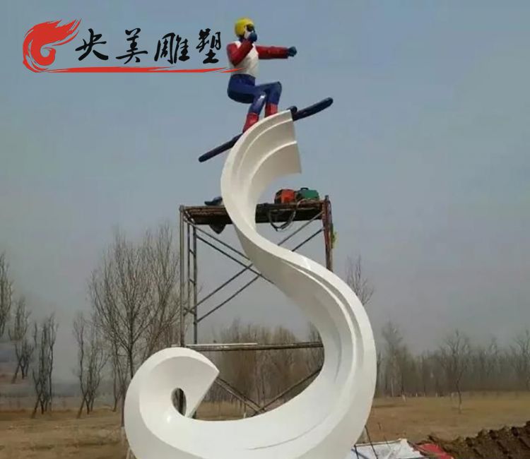 广场玻璃钢滑雪运动员雕塑图片 广场玻璃钢滑雪运动员雕塑图片
