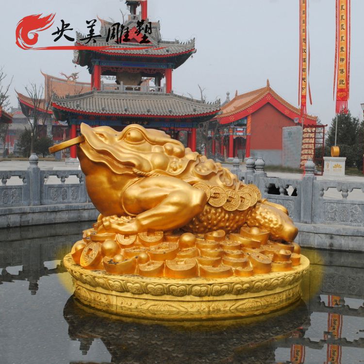 景区玻璃钢喷漆金蟾雕塑图片 景区玻璃钢喷漆金蟾雕塑图片