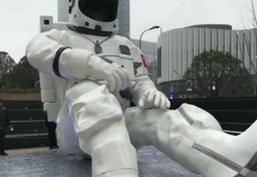 广场玻璃钢大型宇航员雕塑