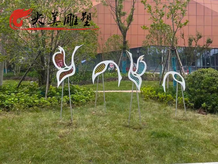 园林摆放不锈钢抽象仙鹤雕塑图片 园林摆放不锈钢抽象仙鹤雕塑图片