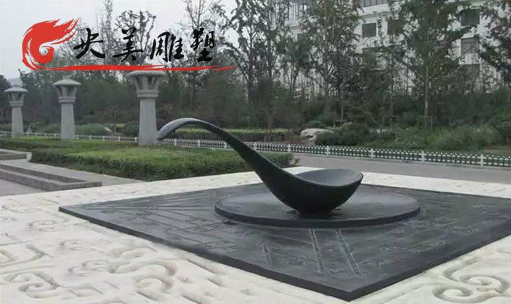 广场摆放铸铜司南雕塑图片 广场摆放铸铜司南雕塑图片