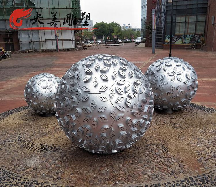 城市广场摆放不锈钢浮雕球雕塑图片