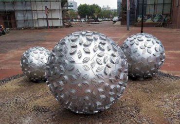 城市广场摆放不锈钢浮雕球雕塑