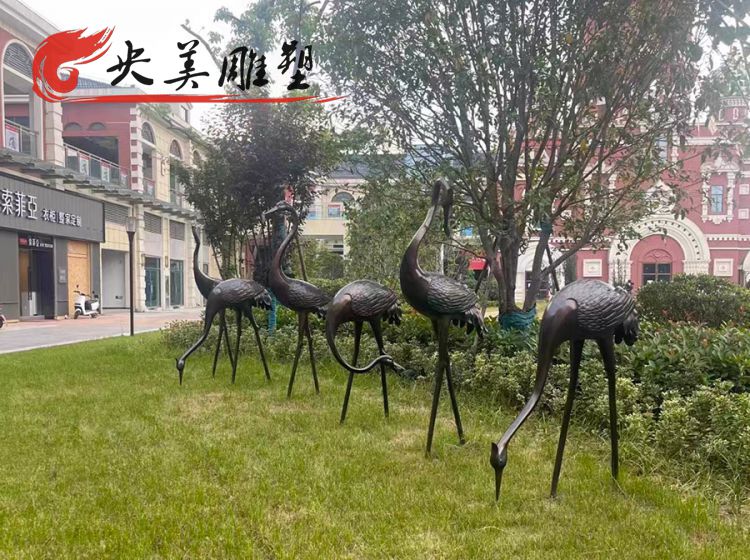 广场绿地摆放仙鹤铜雕图片 广场绿地摆放仙鹤铜雕图片