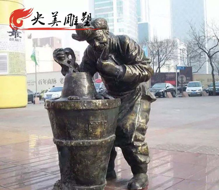 景区广场玻璃钢仿铜烤红薯人物雕塑图片 景区广场玻璃钢仿铜烤红薯人物雕塑图片
