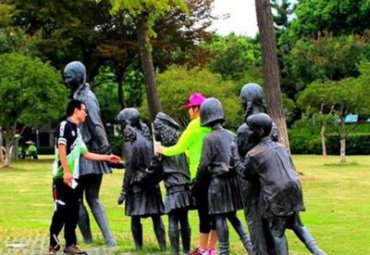 公园玻璃钢仿铜儿童老鹰抓小鸡雕塑