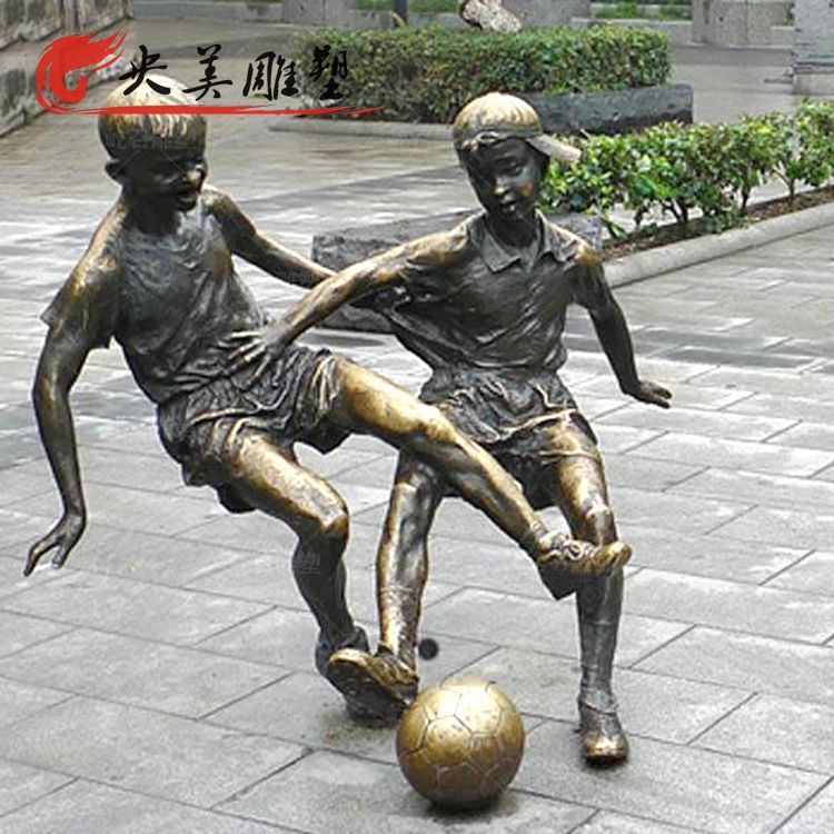 步行街摆放玻璃钢仿铜足球人物雕塑图片