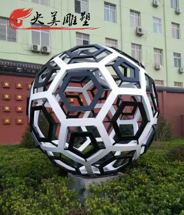 校园不锈钢镂空足球雕塑图片 校园不锈钢镂空足球雕塑图片