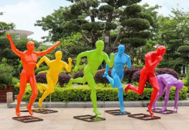 公园玻璃钢彩绘跑步人物雕塑