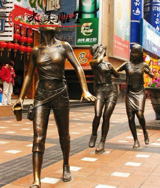 广场摆放女孩铜雕图片 广场摆放女孩铜雕图片