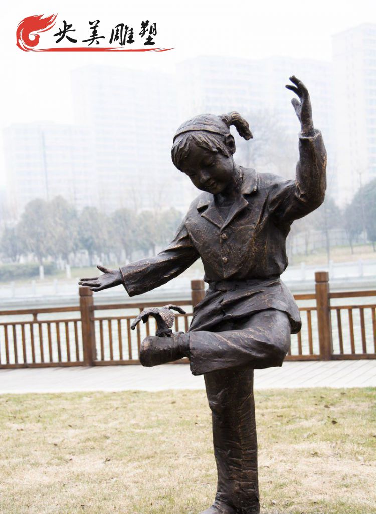 公园摆放儿童踢毽子铜雕塑图片