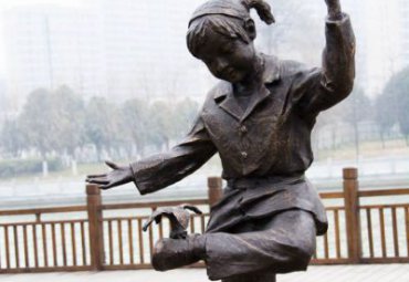 公园摆放儿童踢毽子铜雕塑