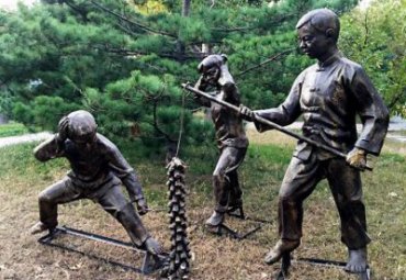 园林玻璃钢仿铜儿童放鞭炮雕塑