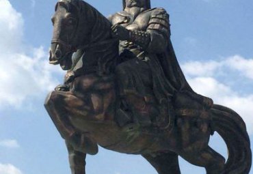 广场摆放骑马人物铜雕