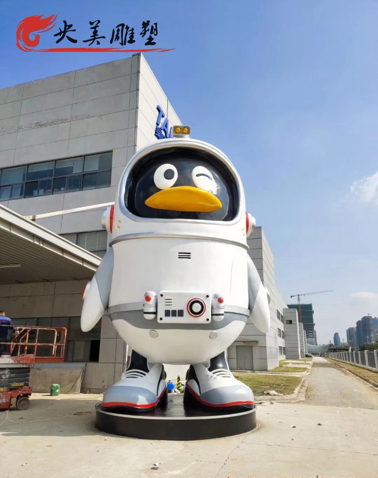 公园玻璃钢卡通企鹅雕塑图片 公园玻璃钢卡通企鹅雕塑图片