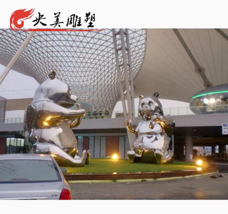 广场不锈钢镜面熊猫雕塑图片 广场不锈钢镜面熊猫雕塑图片