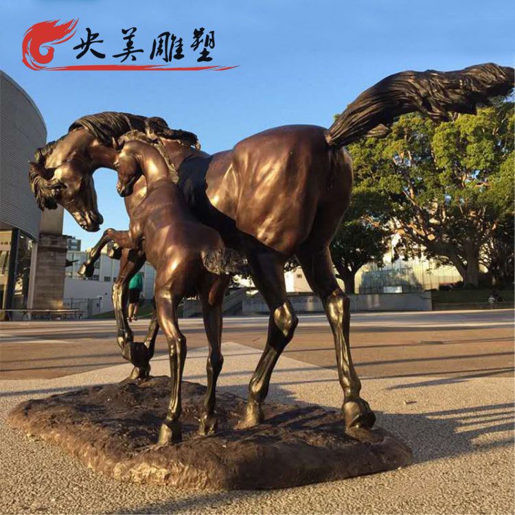 广场摆放玻璃钢仿真马雕塑图片 广场摆放玻璃钢仿真马雕塑图片