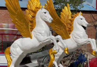 广场玻璃钢漆金飞马雕塑