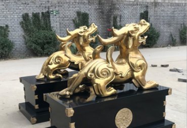 广场摆放黄铜铸造麒麟雕塑