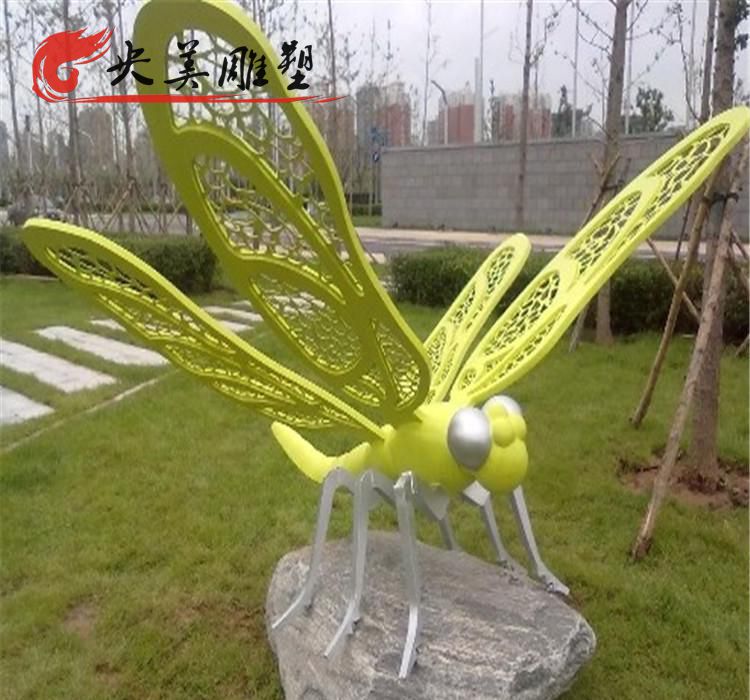 公园草坪摆放不锈钢镂空昆虫蜻蜓雕塑图片