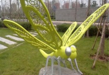 公园草坪摆放不锈钢镂空昆虫蜻蜓雕塑