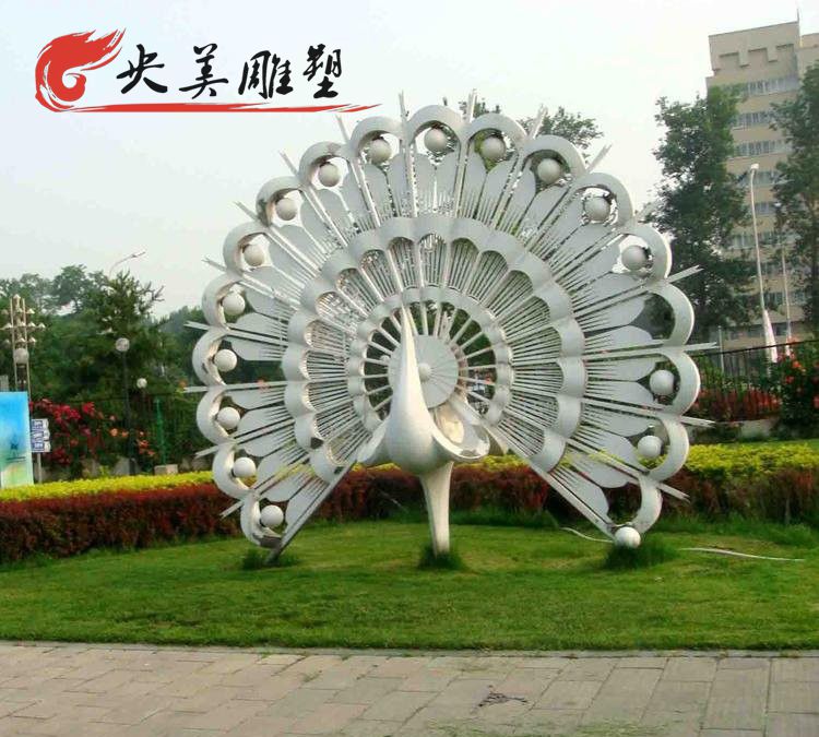 广场草坪摆放不锈钢孔雀雕塑图片 广场草坪摆放不锈钢孔雀雕塑图片