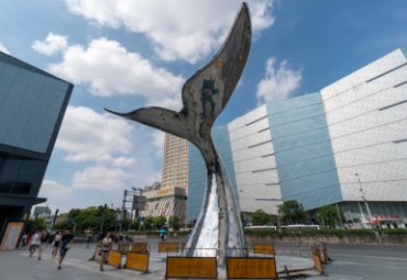 广场大型不锈钢鲸鱼尾雕塑
